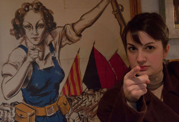 Actriz Adela Silvestre interpretando a una revolucionaria